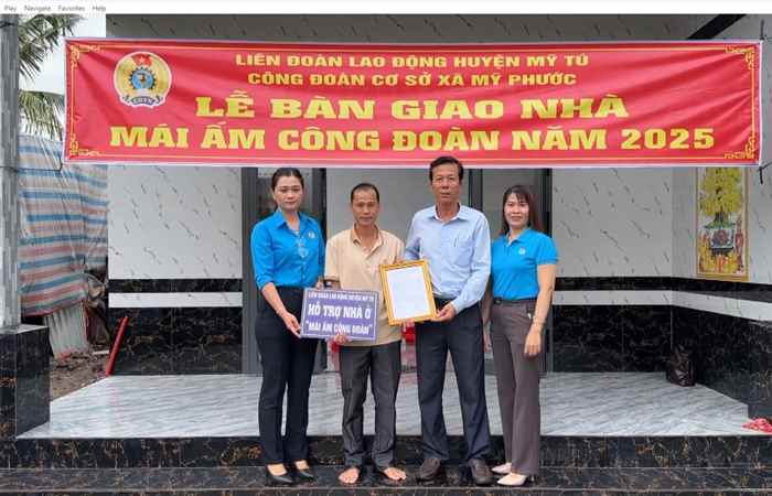 Liên đoàn lao động huyện Mỹ Tú bàn giao “Mái ấm công đoàn” tại xã Mỹ Phước và xã Long Hưng của huyện Mỹ Tú